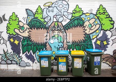 Bennes à roulettes pour poubelles générales, carton et papier et bacs de recyclage jaunes pour la collecte et la vidange, Sydney, Australie Banque D'Images