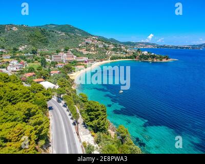 Vue aérienne sur le sud de l'île de skiathos, Grèce avec des hôtels modernes et des villas luxueuses à Sporades, Grèce, Europe Banque D'Images