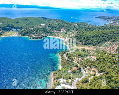 Vue aérienne sur le sud de l'île de skiathos, Grèce avec des hôtels modernes et des villas luxueuses à Sporades, Grèce, Europe Banque D'Images