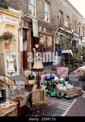 Marché aux fleurs de Columbia Road dans l'est de Londres, vue sur la rue du marché aux fleurs et des étals anciens branchés à proximité. Banque D'Images