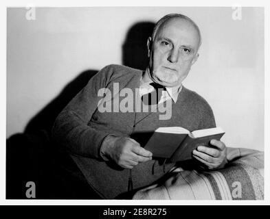 1944 , Naples , ITALIE : le politicien italien conte CARLO SFORZA ( 1872 - 1952 ), leader du Parti d'action ( Partito d'Azione nazionale ), un des cinq ministres sans portefeuille choisi pour son nouveau cabinet par le premier ministre Maresciallo PIETRO BADOGLIO . Les six partis d'opposition sont tous inclus dans le cabinet de Badoglio . Le comte Sforza était le chef de l'antifascisme italien en exil pour 16 yers . Dans cette photo ont dans les mains une copie du guide touristique DE ROME par Touring Club Italiano. Photographe inconnu . - NAPOLI - COUNT - mouvement anti-fasciste - Parti républicain italien - PARTITO REPUBBLICANO ITALIANO Banque D'Images