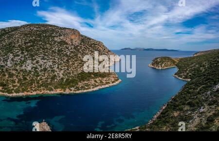 Vue panoramique aérienne du vieux port pittoresque de Gerakas dans le nord d'Alonnisos, Grèce. Magnifique paysage avec formation rocheuse et fjord-li naturel Banque D'Images