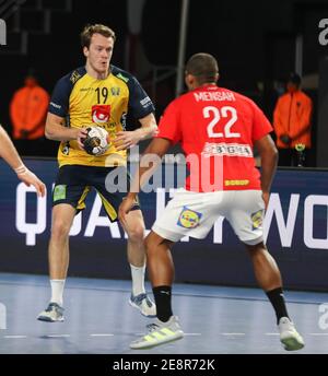 Le Caire. 31 janvier 2021. Felix Claar (L) de Suède participe au match final entre le Danemark et la Suède au 27e Championnat du monde de handball masculin 2021 au Caire, en Égypte, le 31 janvier 2021. Credit: STR/Xinhua/Alay Live News Banque D'Images