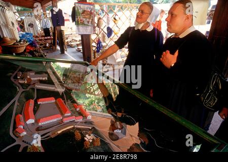 Allemagne/Berchtesgarden/Obersalzberg/visite touristique aigles Nest .deux moniales regardant un modèle de la kehlsteinhaus. Banque D'Images