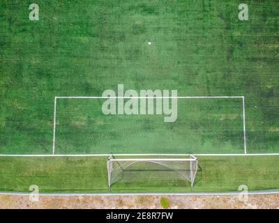 Terrain de football réel - vue aérienne de haut en bas de drone Banque D'Images