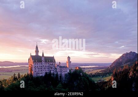 Château de Neuschwanstein en soirée d'été. Banque D'Images