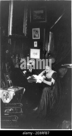 Mme. Helena Modjeska, portrait en pied, assis au bureau, orienté vers la gauche, entourée d'hôtel - images - photos Banque D'Images