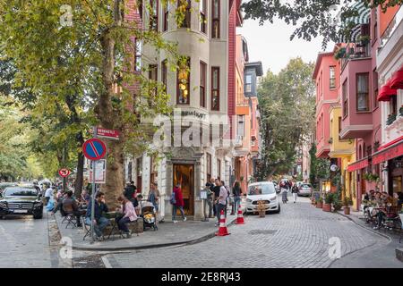 Scène de rue dans le district de Kuzguncuk à Istanbul, Turquie Banque D'Images