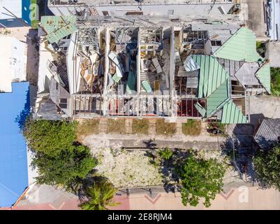 Construction de toit endommagé dans l'île des Caraïbes de Saint-Martin. Dommages causés par un ouragan sur le toit. Banque D'Images