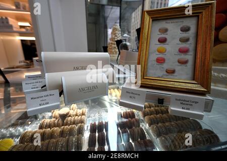 New York, États-Unis. 31 janvier 2021. Biscuits Macaron exposés à la pâtisserie française Angelina Paris, avant-poste de New York du célèbre salon de thé parisien, New York, NY, 31 janvier 2021. Connue pour son riche chocolat chaud, Angelina Paris a ouvert ses portes à la mi-novembre 2020, près du parc Bryant, servant des pâtisseries françaises faites à la main comme des éclairs, de la mille-feuille et sa signature « Mont blanc », une pâtisserie meringue recouverte de vermicelles de châtaignes. (Photo par Anthony Behar/Sipa USA) crédit: SIPA USA/Alay Live News Banque D'Images