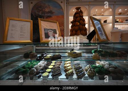 New York, États-Unis. 31 janvier 2021. Pâtisseries exposées à Angelina Paris, l'avant-poste de New York du célèbre salon de thé parisien, rempli de pâtisseries faites à la main, New York, NY, 31 janvier 2021. Connue pour son riche chocolat chaud, Angelina Paris a ouvert ses portes à la mi-novembre 2020, près du parc Bryant, servant des pâtisseries françaises faites à la main comme des éclairs, de la mille-feuille et sa signature « Mont blanc », une pâtisserie meringue recouverte de vermicelles de châtaignes. (Photo par Anthony Behar/Sipa USA) crédit: SIPA USA/Alay Live News Banque D'Images