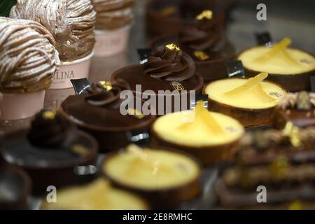 New York, États-Unis. 31 janvier 2021. Pâtisseries exposées à Angelina Paris, l'avant-poste de New York du célèbre salon de thé parisien, rempli de pâtisseries faites à la main, New York, NY, 31 janvier 2021. Connue pour son riche chocolat chaud, Angelina Paris a ouvert ses portes à la mi-novembre 2020, près du parc Bryant, servant des pâtisseries françaises faites à la main comme des éclairs, de la mille-feuille et sa signature « Mont blanc », une pâtisserie meringue recouverte de vermicelles de châtaignes. (Photo par Anthony Behar/Sipa USA) crédit: SIPA USA/Alay Live News Banque D'Images