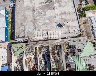 Construction de toit endommagé dans l'île des Caraïbes de Saint-Martin. Dommages causés par un ouragan sur le toit. Banque D'Images