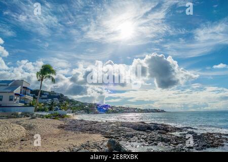 Beau ciel blanc nuageux avec le soleil levant. Banque D'Images