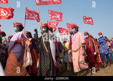 Mumbai , Inde - 25 janvier 2021, les agricultrices rurales indiennes défilent en ligne pendant le rassemblement des agriculteurs à Azad Maidan, dans le Maharashtra de Mumbai Banque D'Images