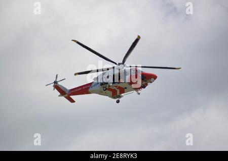 PORTLAND, DORSET, ANGLETERRE - AOÛT 31 : hélicoptère Portland Coastguard volant le 31 2012 août. L'hélicoptère Agusta Westland devrait être l Banque D'Images