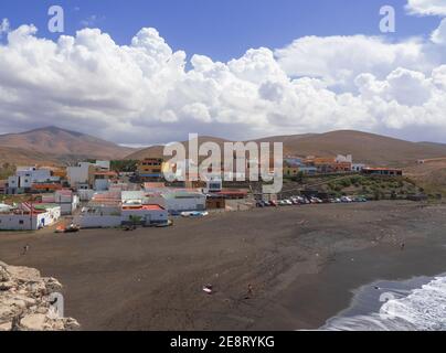 Vue panoramique sur le pittoresque village de pêcheurs et la plage noire caractéristique donnant sur l'Atlantique.Ajuy, fuerteventura, îles Canaries. Banque D'Images