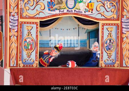 WEYMOUTH, DORSET, ANGLETERRE - AOÛT 31 : spectacle de marionnettes traditionnel Punch and Judy sur la plage de Weymouth le 31 2012 août. Le sho historique Banque D'Images