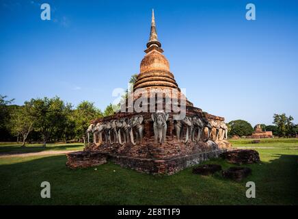 Statue d'éléphant à Wat Chang LOM, Parc historique de Sukhothai, Sukhothai, Thaïlande. Banque D'Images