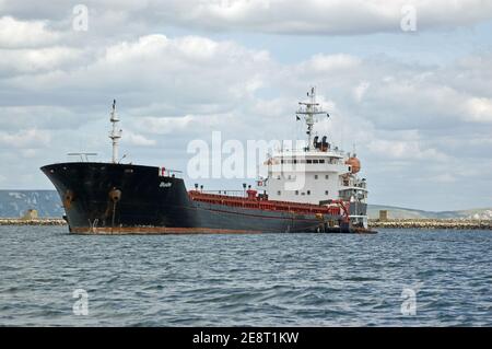 PORTLAND, DORSET, ANGLETERRE - AOÛT 31 : le vraquier Bude à l'ancre dans le port de Portland le 31 2012 août. Le navire transporte des fournitures essentielles autour d'Europ Banque D'Images