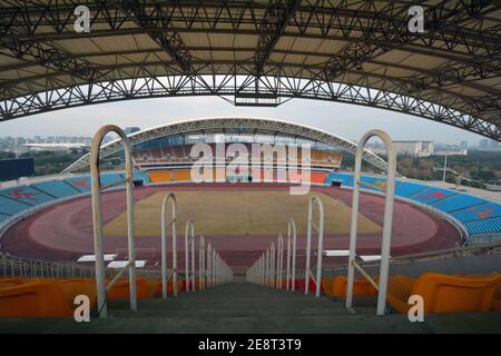 Centre sportif de Jiaxing, construit en 2010 pour les jeux de la province de Zhejiang, maintenant inutilisé et en raison de démolition. Janvier 2021 Banque D'Images