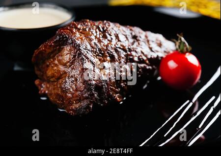 Gros plan d'un steak dans une assiette prête à être mangé . Banque D'Images