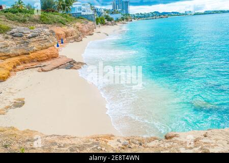 L'île des Caraïbes de St.Maarten paysage et paysage urbain. L'île hollandaise de Sint Maarten. CUPE Coy Beach sur St Maarten Banque D'Images