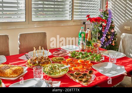 Table de fête avec des brodés de beurre, caviar rouge et noir, salades, en-cas chauds et boissons Banque D'Images