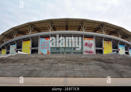 Centre sportif de Jiaxing, construit en 2010 pour les jeux de la province de Zhejiang, maintenant inutilisé et en raison de démolition. Janvier 2021 Banque D'Images