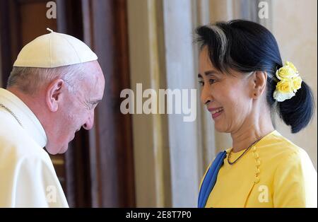 Photo du dossier - le pape François rencontre Aung San Suu Kyi, conseillère d'État et ministre des Affaires étrangères de la République de l'Union du Myanmar (ex-Birmanie) lors d'une audience privée au Vatican le 4 mai 2017. Suu Kyi est à Rome pour participer à une conférence organisée par le Parlement italien sur l'égalité des sexes et le développement durable. La puissante armée du Myanmar a pris le contrôle du pays lors d'un coup d'État et a déclaré l'état d'urgence, après la détention d'Aung San Suu Kyi et d'autres hauts dirigeants du gouvernement lors des raids du matin lundi. Photo d'Eric Vandeville Banque D'Images