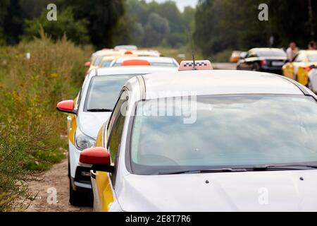 File d'attente de taxis blancs en Russie. Banque D'Images