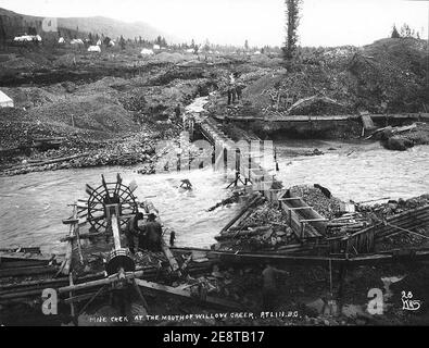 Exploitation minière à la jonction de Pine Creek et de Willow Creek, près d'Atlin (Colombie-Britannique), vers 1899 Banque D'Images