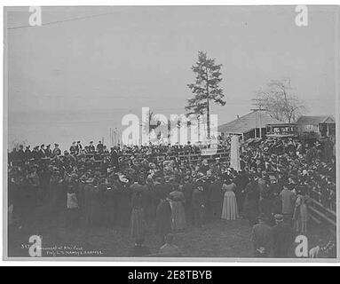 Inauguration du monument à Alki point montrant l'orating d'Edmond Meany, quartier de l'ouest de Seattle, Seattle, 13 novembre 1905 (PEISER 101). Banque D'Images