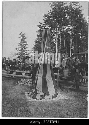 Inauguration du monument à Alki point montrant le monument enveloppé dans un drapeau américain, quartier de l'Ouest de Seattle, Seattle (PEISER 98). Banque D'Images