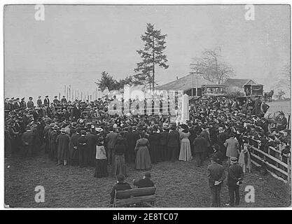 Inauguration du monument à Alki point montrant Samuel H pieux orating, quartier de l'Ouest de Seattle, Seattle, 13 novembre 1905 (PEISER 28). Banque D'Images