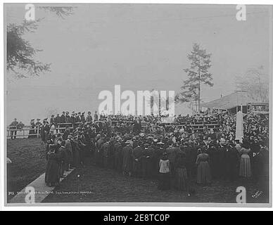 Inauguration du monument à Alki point montrant Samuel H pieux orating, quartier de l'Ouest de Seattle, Seattle, 13 novembre 1905 (PEISER 103). Banque D'Images