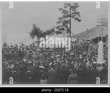 Inauguration du monument à Alki point montrant Samuel H pieux orating, quartier de l'ouest de Seattle, Seattle, 13 novembre 1905 (PEISER 2). Banque D'Images