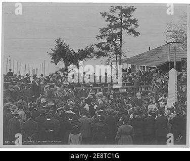 Inauguration du monument à Alki point montrant Samuel H pieux orating, quartier de l'Ouest de Seattle, Seattle, 13 novembre 1905 (PEISER 39). Banque D'Images