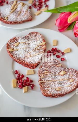 crêpes en velours rouge en forme de coeur sur une table Banque D'Images