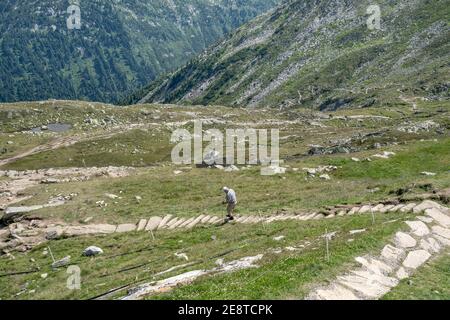 Randonnée mâle plus ancienne depuis Olpererhutte en Autriche, dans les Alpes de Zillertal Banque D'Images