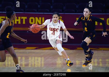 Des chevaux de Troie du sud de la Californie gardent Endyia Rogers (4) dribbles la balle Poursuivi par l'Arizona State Sun Devils garde Jaddan Simmons (2) Et la garde Gabriela Banque D'Images