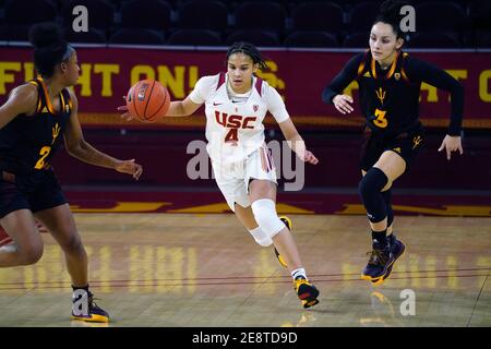 Des chevaux de Troie du sud de la Californie gardent Endyia Rogers (4) dribbles la balle Poursuivi par l'Arizona State Sun Devils garde Jaddan Simmons (2) Et la garde Gabriela Banque D'Images