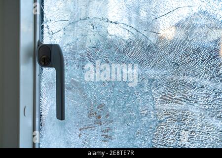 Fenêtre de porte en verre brisée du balcon avec verre brisé Banque D'Images