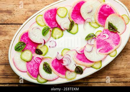 Délicieuse salade d'été de daikon, radis et sorrel Banque D'Images