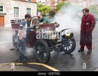 Des étudiants travaillant sur l'a 1902 James & Browne sont entrés par l'Imperial College sur la course de voiture de vétéran de Londres à Brighton. 2019 Banque D'Images