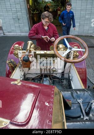 Des étudiants travaillant sur l'a 1902 James & Browne sont entrés par l'Imperial College sur la course de voiture de vétéran de Londres à Brighton. 2019 Banque D'Images