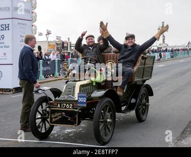 1904 de Dion Bouton arrivée à la fin de la course de Londres à Brighton Veteran. 2019 Banque D'Images