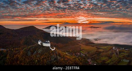 Fuzer, Hongrie - vue panoramique aérienne sur le magnifique château de Fuzer avec un ciel de lever de soleil et des nuages étonnants et colorés le matin de l'automne. Le château Banque D'Images