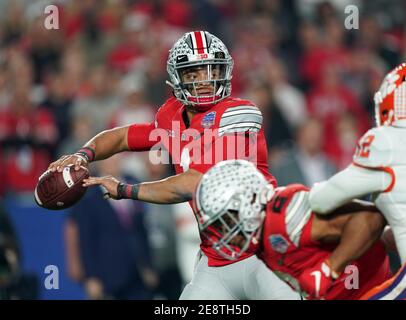 (PHOTOS DU FICHIER).ancien quartier des Buckeyes de l'État de l'Ohio (1) Justin Fields devrait passer la 1ère ronde de la version finale de la NFL, ici il est photographié le 28 décembre 2019 par rapport aux Tigers Clemson, la version finale de la NFL aura lieu à Cleveland, Ohio, le 29 avril 2021.(crédit obligatoire : Jose/SonyPro/Cal Sport Media) (photographe complet absolu et crédits requis) Banque D'Images
