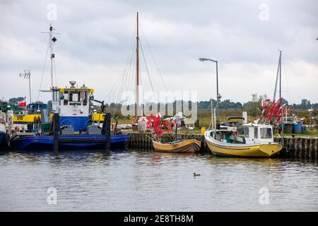 Katy Rybackie, Pologne - 4 septembre 2020 : bateaux de pêche dans le port sur la lagune de Vistule dans le village de Katy Rybackie situé sur la Vistule Spit entre la lagune Banque D'Images